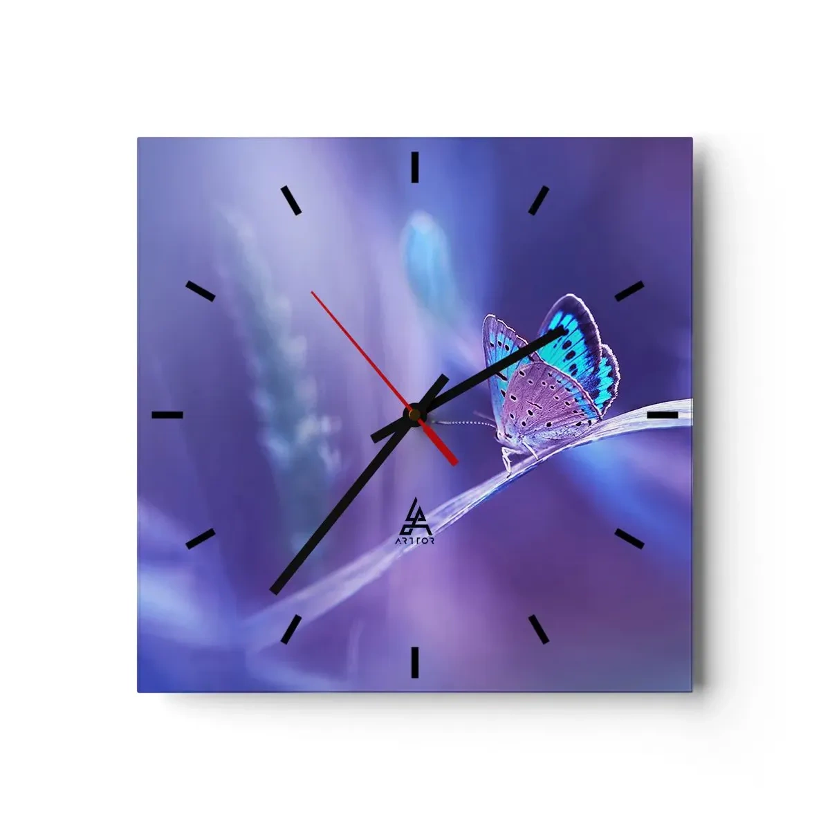 Wanduhr - Glasuhr - Ein zarter blauer Schmetterling auf einem Stängel in violettem Licht - 30x30cm - Ein Juwel der Natur - Moderne Wanddekoration für Wohnzimmer und Schlafzimmer ARTTOR