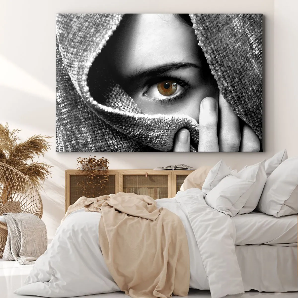 Bild auf Leinwand - Leinwandbild - Porträt einer Frau mit bernsteinfarbenen Augen, bedeckt mit einem Stoff in Grautönen. - 70x50cm - Erfahre das Geheimnis - Moderne Wanddekoration für Wohnzimmer und Schlafzimmer ARTTOR