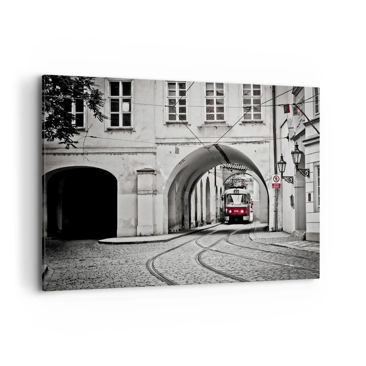 Bild auf Leinwand - Leinwandbild - Eine schwarz-weiße Straßenbahn in einer historischen Stadtstraße - 120x80cm - Durch das Stadtlabyrinth - Moderne Wanddekoration für Wohnzimmer und Schlafzimmer ARTTOR