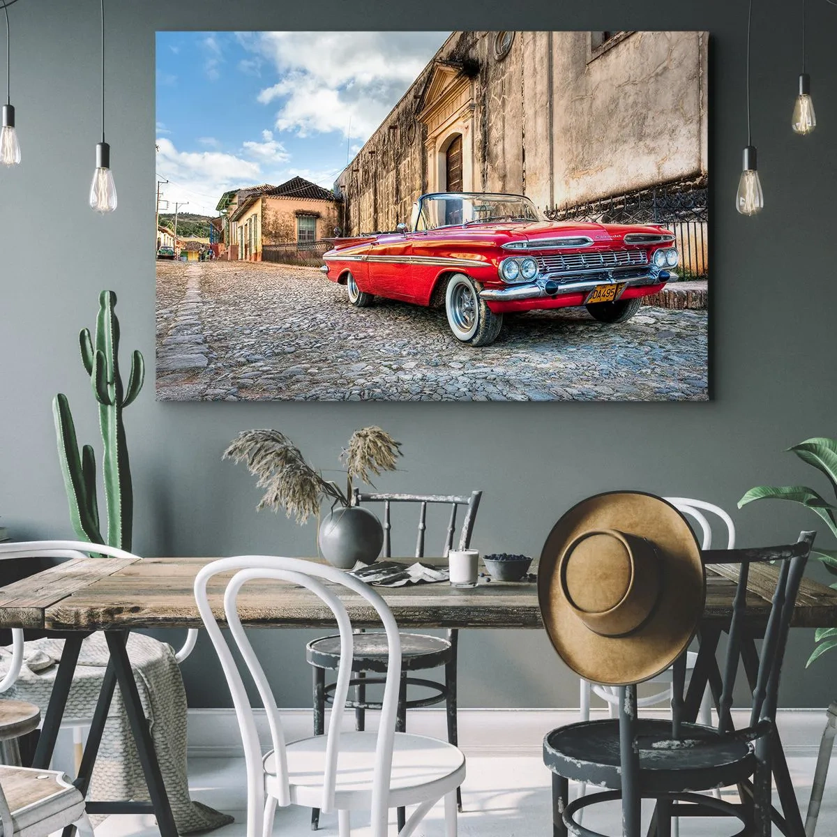 Bild auf Leinwand - Leinwandbild - Roter Oldtimer auf einer Kopfsteinpflasterstraße - 120x80cm - Kubanische Emotionen - Moderne Wanddekoration für Wohnzimmer und Schlafzimmer ARTTOR