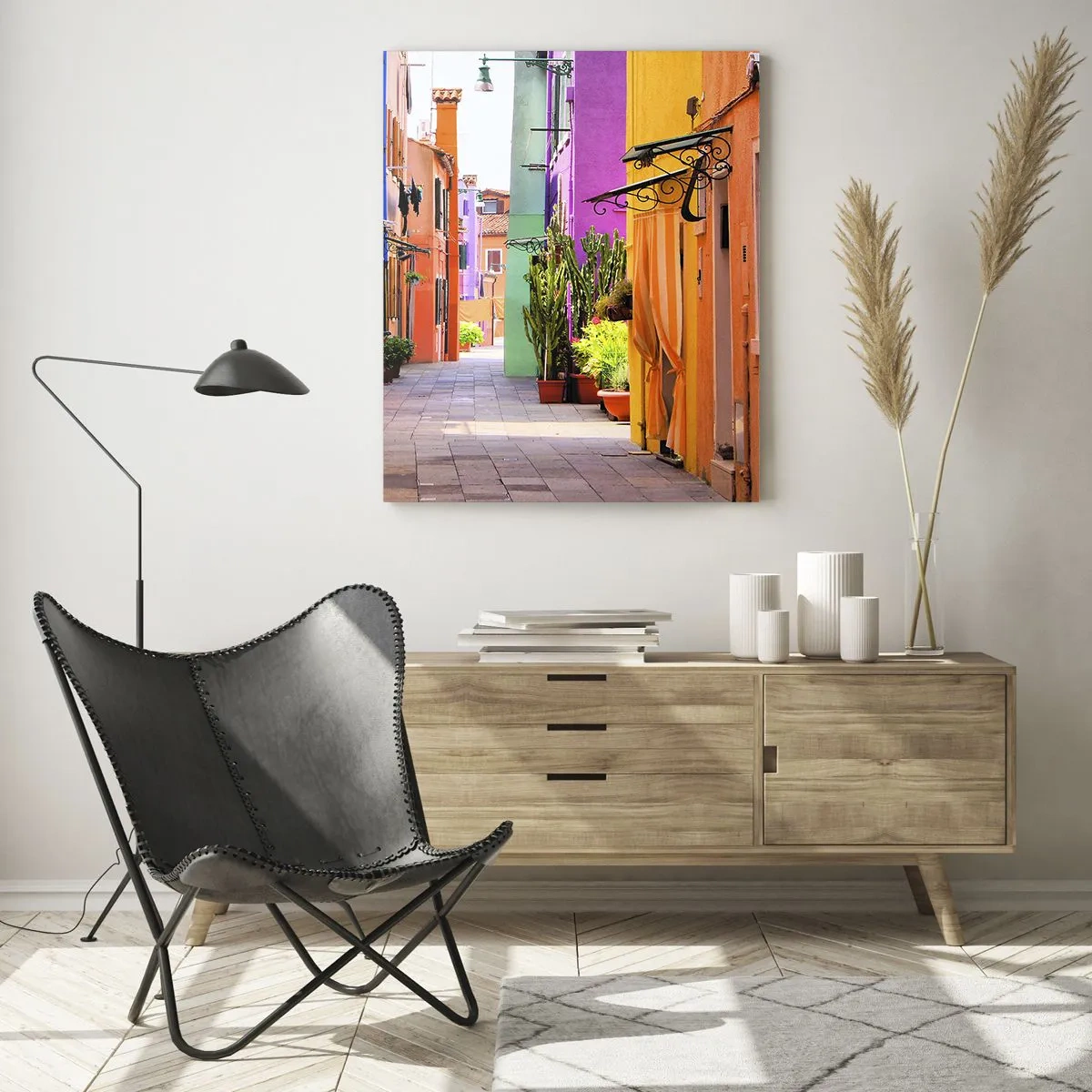 Glasbild - Bild auf glas - Eine farbenfrohe Straße mit Mietshäusern in warmen Farbtönen - 50x70cm - Regenbogengasse - Moderne Wanddekoration für Wohnzimmer und Schlafzimmer ARTTOR