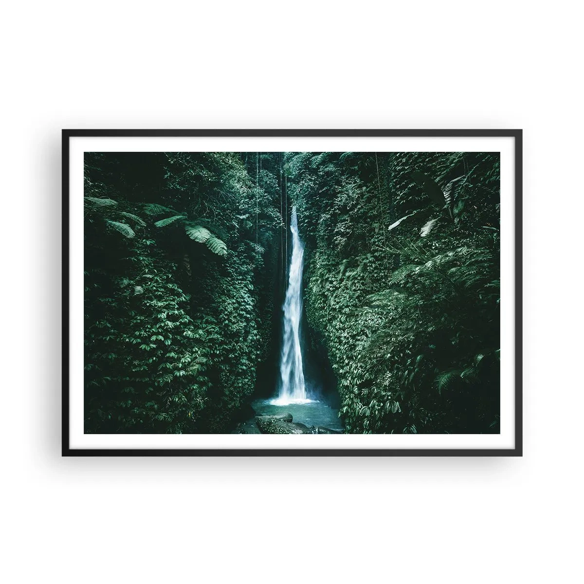 Poster in einem schwarzem Rahmen - Ein Wasserfall, umgeben von dichter tropischer Vegetation - 100x70cm - Tropisches Spa - Moderne Wanddekoration für Wohnzimmer und Schlafzimmer ARTTOR
