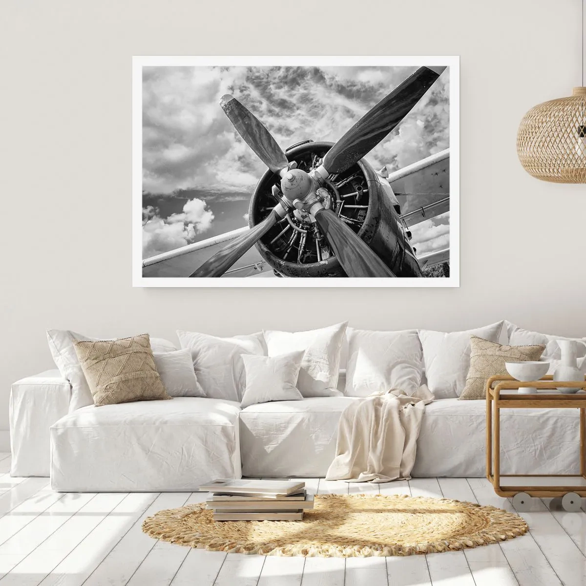 Poster - Ein Schwarzweißfoto eines Flugzeugpropellers vor einem dynamischen Himmel. - 100x70cm - Eroberer der Lüfte - Moderne Wanddekoration für Wohnzimmer und Schlafzimmer ARTTOR