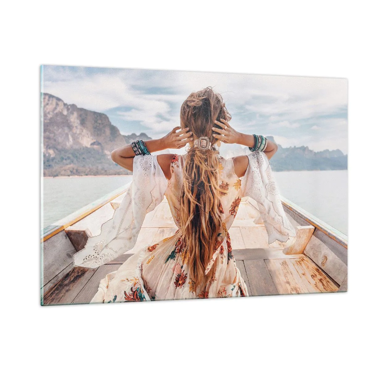 Glasbild - Bild auf glas - Eine Frau auf einem Boot blickt auf die Berge und den See. - 120x80cm - Auf dem Weg zum Glück - Moderne Wanddekoration für Wohnzimmer und Schlafzimmer ARTTOR