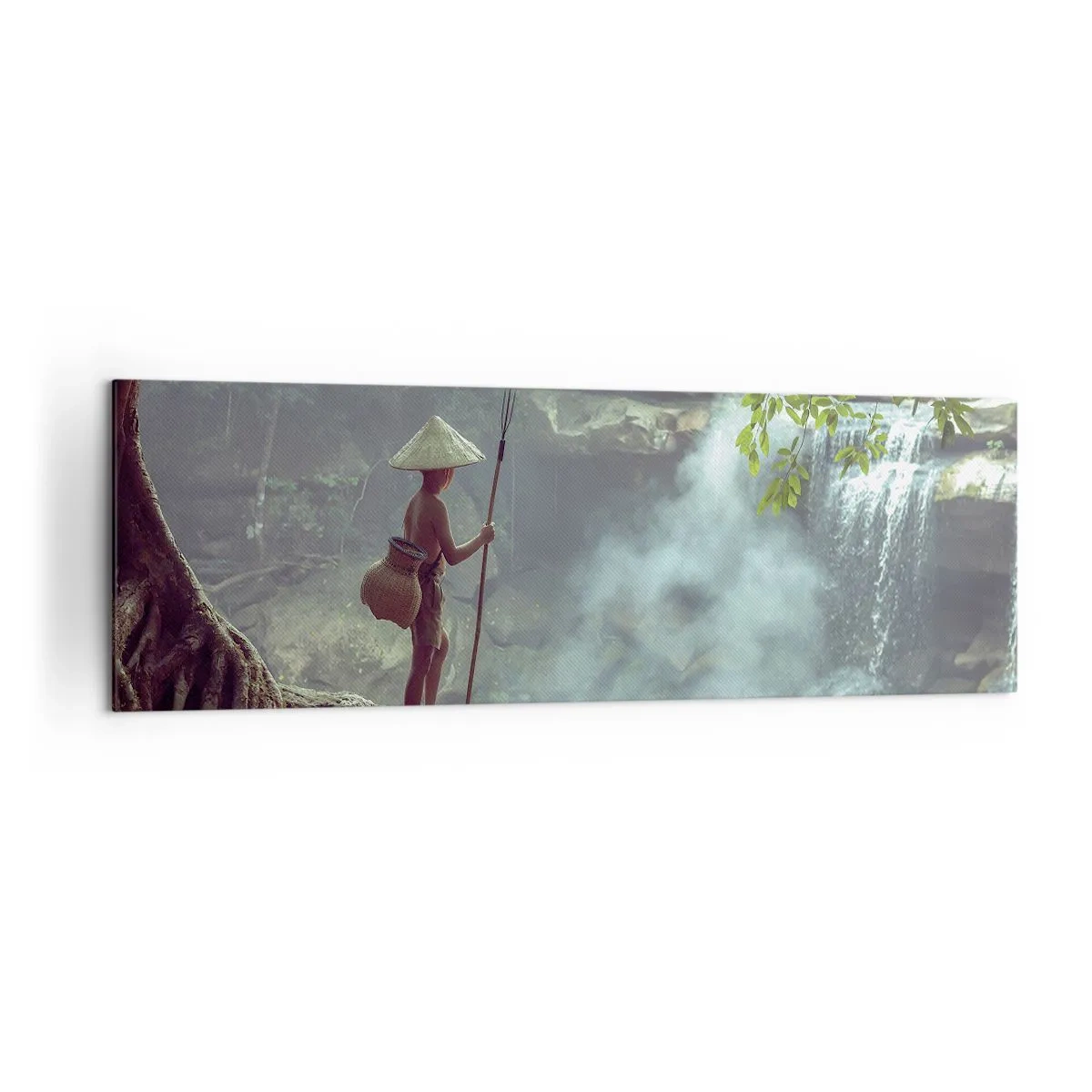 Bild auf Leinwand - Leinwandbild - Eine Figur mit einem Speer an einem Wasserfall in einem tropischen Wald - 160x50cm - Befreundet mit der Natur - Moderne Wanddekoration für Wohnzimmer und Schlafzimmer ARTTOR