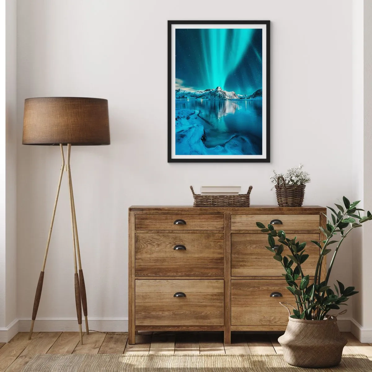 Poster in einem schwarzem Rahmen - Aurora Borealis über den schneebedeckten Bergen - 50x70cm - Lichtnacht - Moderne Wanddekoration für Wohnzimmer und Schlafzimmer ARTTOR