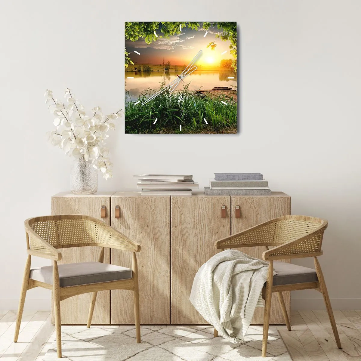 Wanduhr - Glasuhr - Grüne Landschaft mit einem See bei Sonnenuntergang - 30x30cm - Landschaft in einem grünen Rahmen - Moderne Wanddekoration für Wohnzimmer und Schlafzimmer ARTTOR