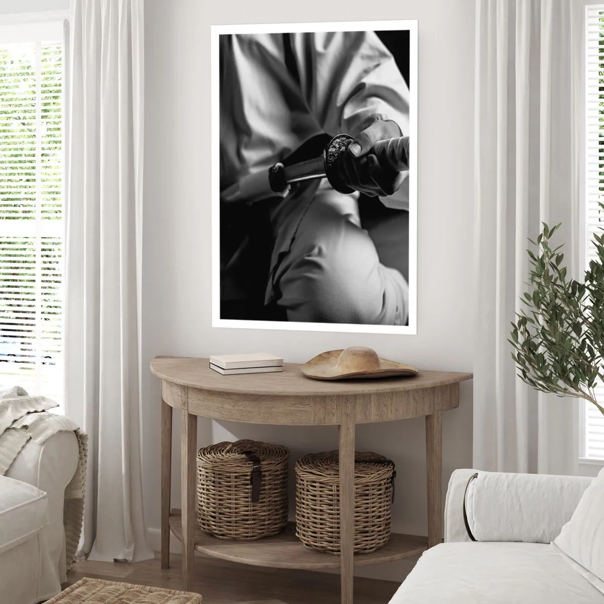 Poster - Samurai mit einem Schwert in einem Schwarzweißfoto - 50x70cm - Kriegerseele - Moderne Wanddekoration für Wohnzimmer und Schlafzimmer ARTTOR