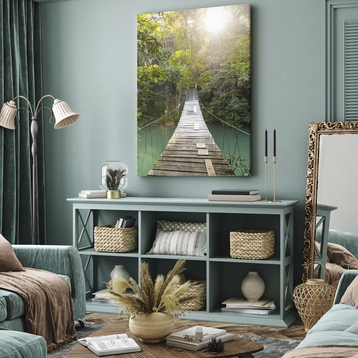 Bild auf Leinwand - Leinwandbild - Eine Hängebrücke in einem tropischen Wald, beleuchtet vom Sonnenlicht. - 70x100cm - Über das azurblaue Wasser zum azurblauen Wald - Moderne Wanddekoration für Wohnzimmer und Schlafzimmer ARTTOR