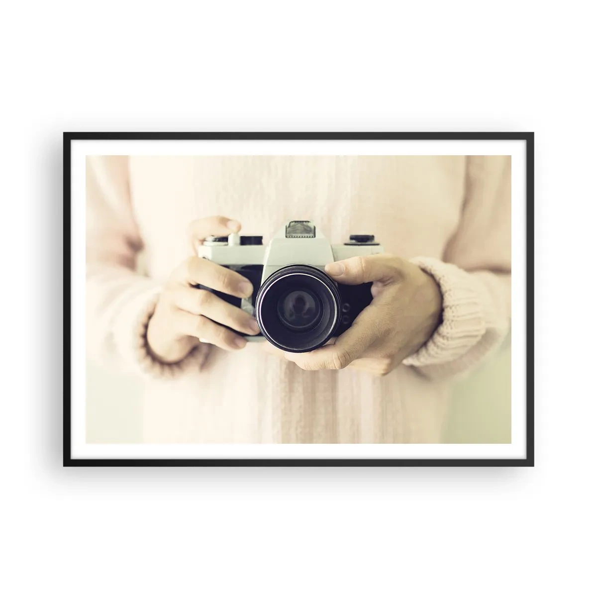 Poster in einem schwarzem Rahmen - Retro-Kamera in den Händen vor hellem Hintergrund gehalten - 100x70cm - Um mehr zu sehen ... - Moderne Wanddekoration für Wohnzimmer und Schlafzimmer ARTTOR