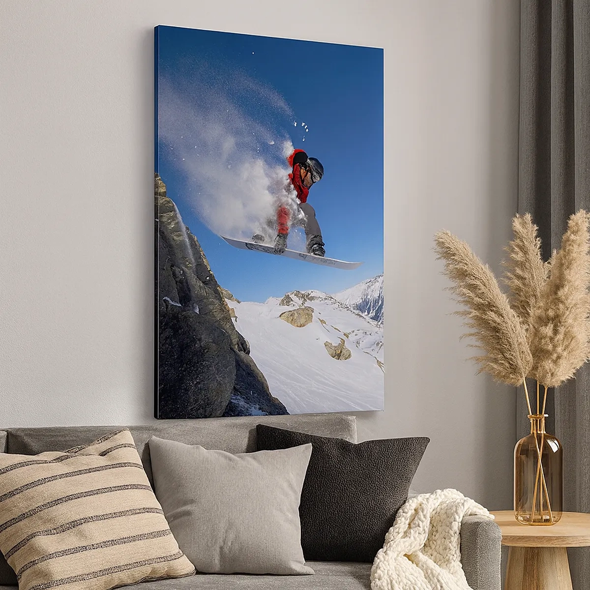 Bild auf Leinwand - Leinwandbild - Ein Snowboarder springt von einem Felsen vor einer Berglandschaft - 50x70cm - Und du wurdest Teil des Raums - Moderne Wanddekoration für Wohnzimmer und Schlafzimmer ARTTOR