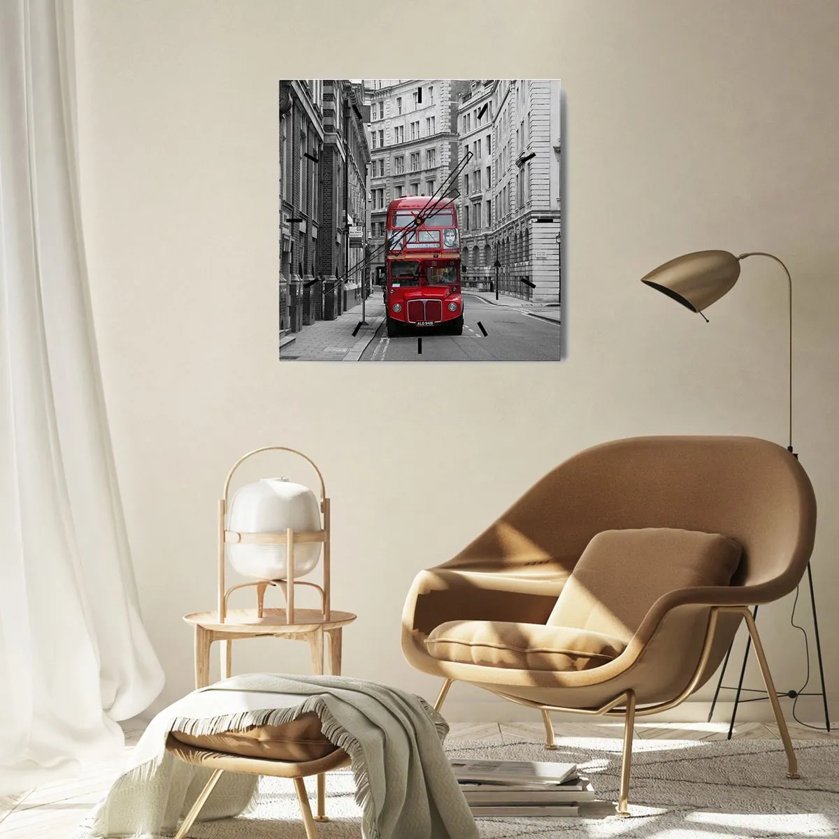 Wanduhr - Glasuhr - Ein roter Bus vor einem Hintergrund aus schwarz-weißen Stadtgebäuden. - 30x30cm - Der Alltag muss nicht grau sein - Moderne Wanddekoration für Wohnzimmer und Schlafzimmer ARTTOR