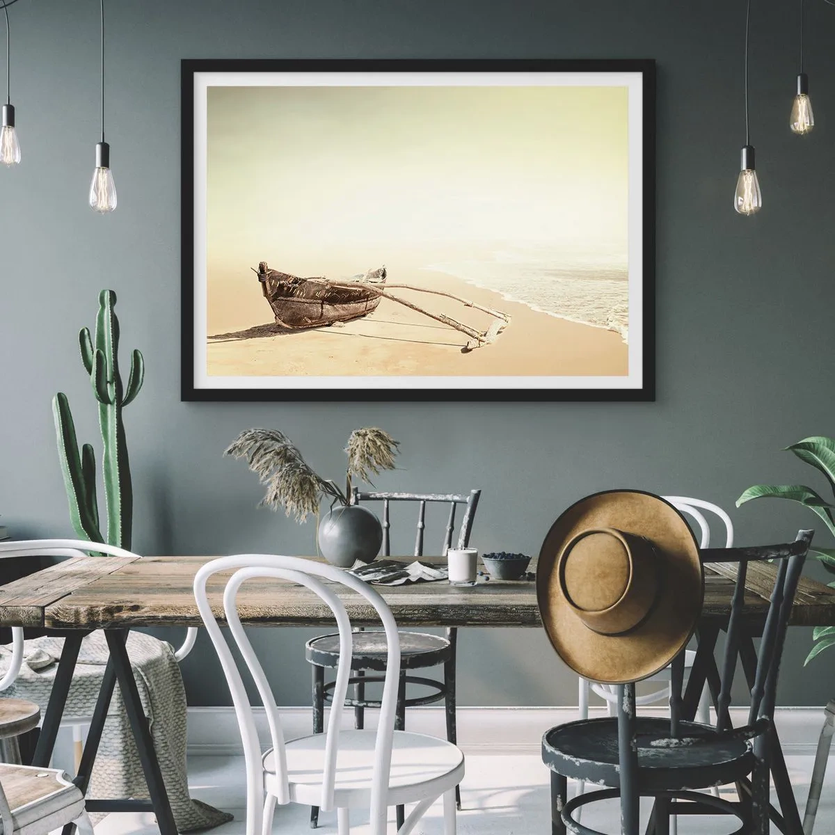 Poster in einem schwarzem Rahmen - Altes Fischerboot an einem Sandstrand - 70x50cm - Erinnerung an die Südsee - Moderne Wanddekoration für Wohnzimmer und Schlafzimmer ARTTOR