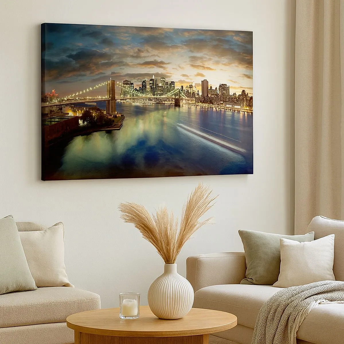 Bild auf Leinwand - Leinwandbild - Eine beleuchtete Brücke mit der Stadt im Hintergrund, deren Lichter sich im Wasser spiegeln. - 70x50cm - Ein heller Abend über Manhattan - Moderne Wanddekoration für Wohnzimmer und Schlafzimmer ARTTOR