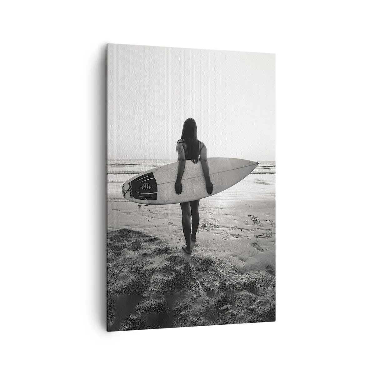 Bild auf Leinwand - Leinwandbild - Frau mit Surfbrett am Strand in Schwarz und Weiß - 80x120cm - Die Tochter der Meereswelle - Moderne Wanddekoration für Wohnzimmer und Schlafzimmer ARTTOR