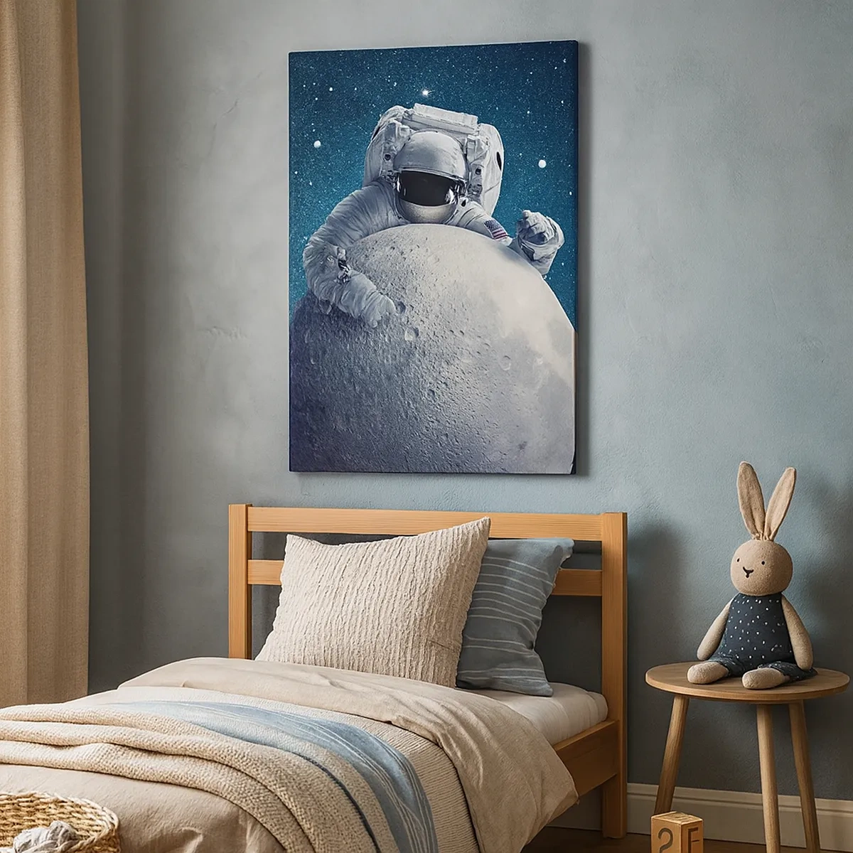 Bild auf Leinwand - Leinwandbild - Astronaut hält den Mond vor einem Sternenhimmel - 50x70cm - Weltraumjoker - Moderne Wanddekoration für Wohnzimmer und Schlafzimmer ARTTOR