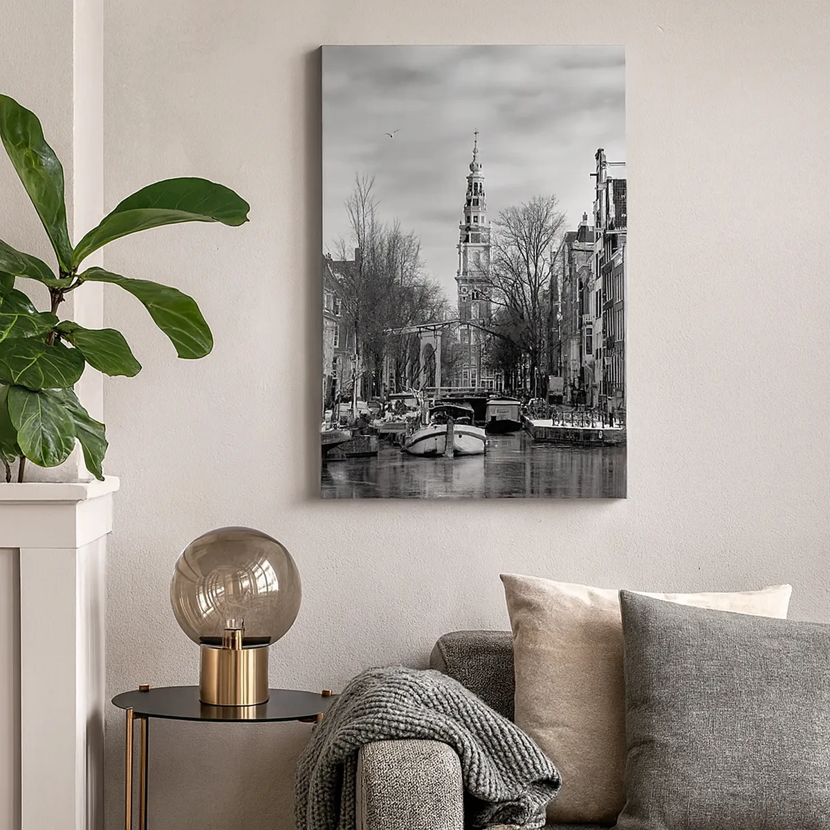 Bild auf Leinwand - Leinwandbild - Schwarz-Weiß-Panorama von Amsterdam mit Kanal und historischen Gebäuden - 50x70cm - Amsterdamer Atmosphäre - Moderne Wanddekoration für Wohnzimmer und Schlafzimmer ARTTOR