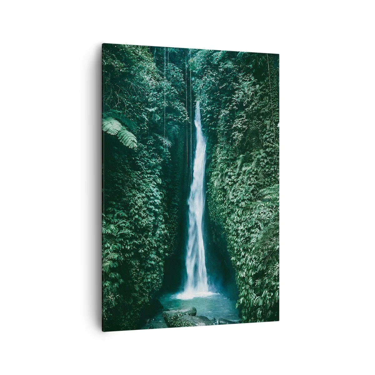 Bild auf Leinwand - Leinwandbild - Ein Wasserfall, umgeben von dichter tropischer Vegetation - 70x100cm - Tropisches Spa - Moderne Wanddekoration für Wohnzimmer und Schlafzimmer ARTTOR
