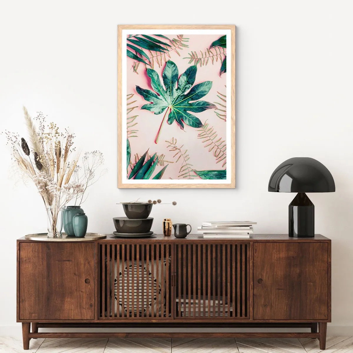 Poster in einem Rahmen aus heller Eiche - Eine Studie von Grün auf einem rosa Hintergrund - 70x100 cm