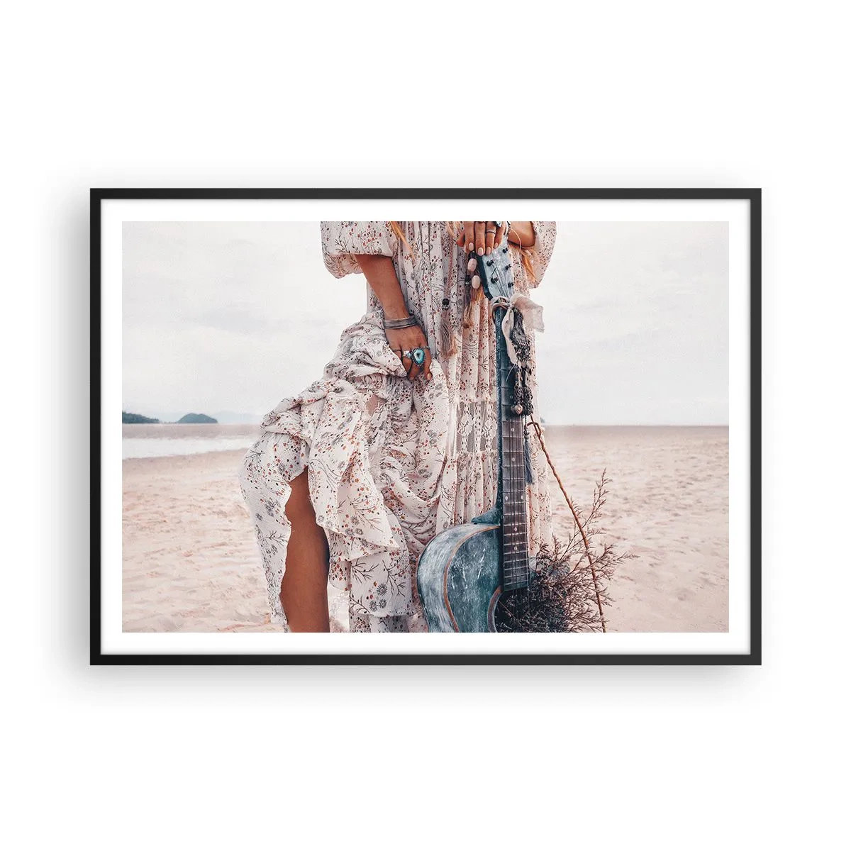 Poster in einem schwarzem Rahmen - Frau im Boho-Stil mit Gitarre am Strand - 100x70cm - Kinderblumen auf dem Weg - Moderne Wanddekoration für Wohnzimmer und Schlafzimmer ARTTOR