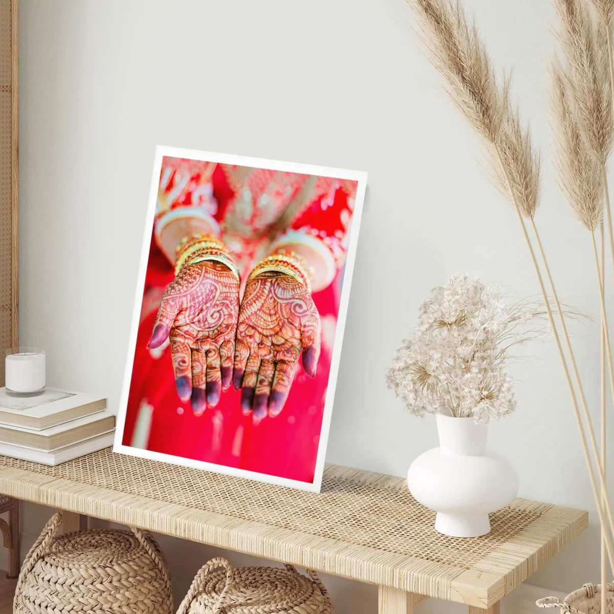 Poster - Dekorative Henna-Hände vor rotem Hintergrund - 50x70cm - Bereit, das Glück zu fangen? - Moderne Wanddekoration für Wohnzimmer und Schlafzimmer ARTTOR