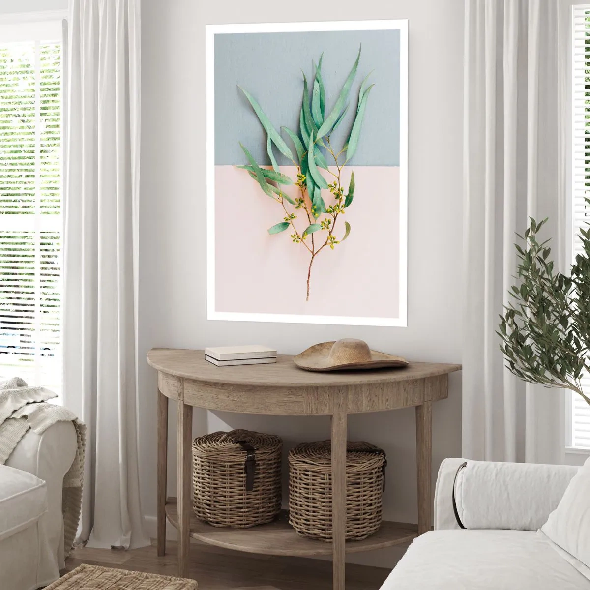 Poster - Ein Zweig Eukalyptus auf pastellfarbenem Hintergrund - 50x70cm - Pastellige Subtilität - Moderne Wanddekoration für Wohnzimmer und Schlafzimmer ARTTOR
