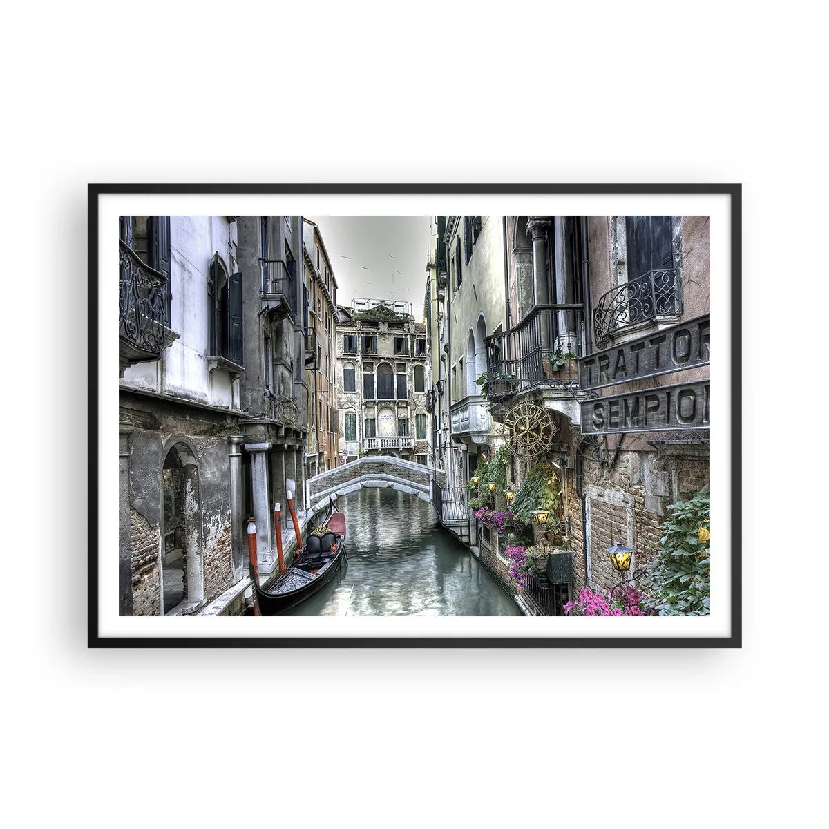 Poster in einem schwarzem Rahmen - Venezianischer Kanal mit Gondel und Steinbrücke - 100x70cm - Seit Jahrhunderten in stiller Besinnung - Moderne Wanddekoration für Wohnzimmer und Schlafzimmer ARTTOR