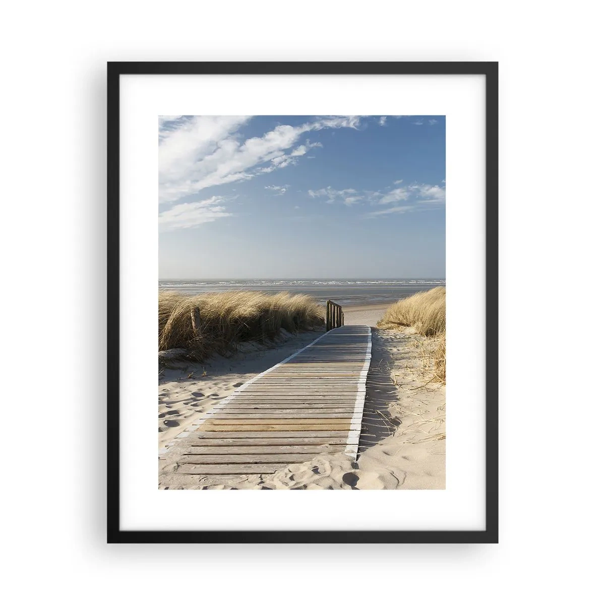Poster in einem schwarzem Rahmen - Hinter der Düne, im Rauschen des Grases - 40x50 cm