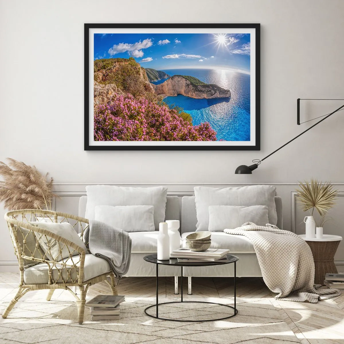 Poster in einem schwarzem Rahmen - Eine Klippe mit Blumen, ein türkisfarbenes Meer und eine sonnige griechische Landschaft - 70x50cm - Mein toller Griechenlandurlaub - Moderne Wanddekoration für Wohnzimmer und Schlafzimmer ARTTOR