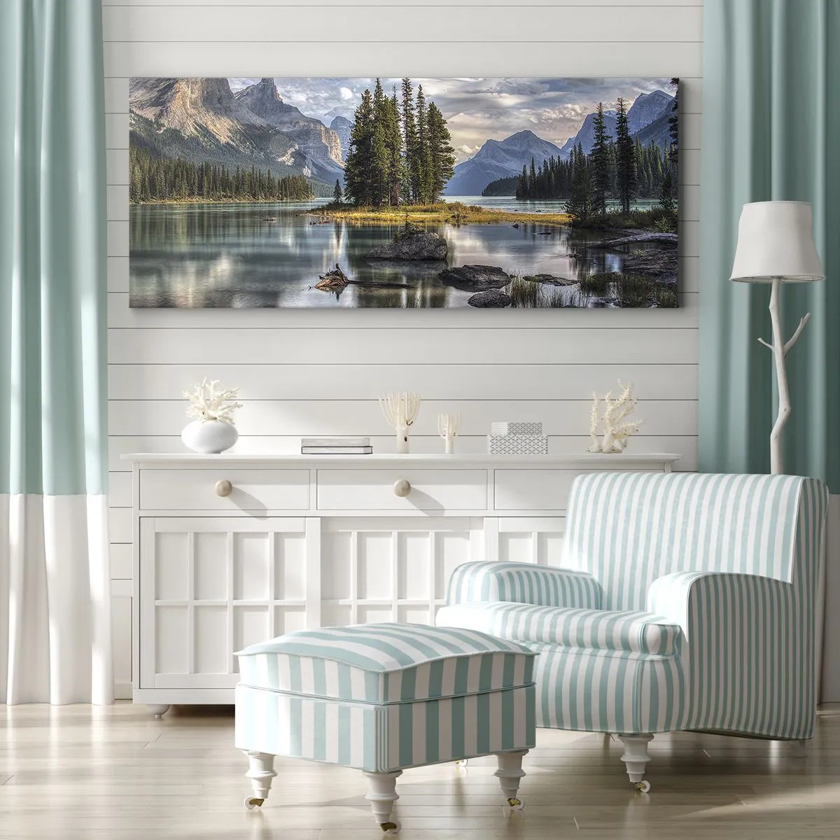 Bild auf Leinwand - Leinwandbild - Eine Berglandschaft mit einer Insel, umgeben von einem ruhigen See - 160x50cm - An dem tollen und sauberen Wasser ... - Moderne Wanddekoration für Wohnzimmer und Schlafzimmer ARTTOR