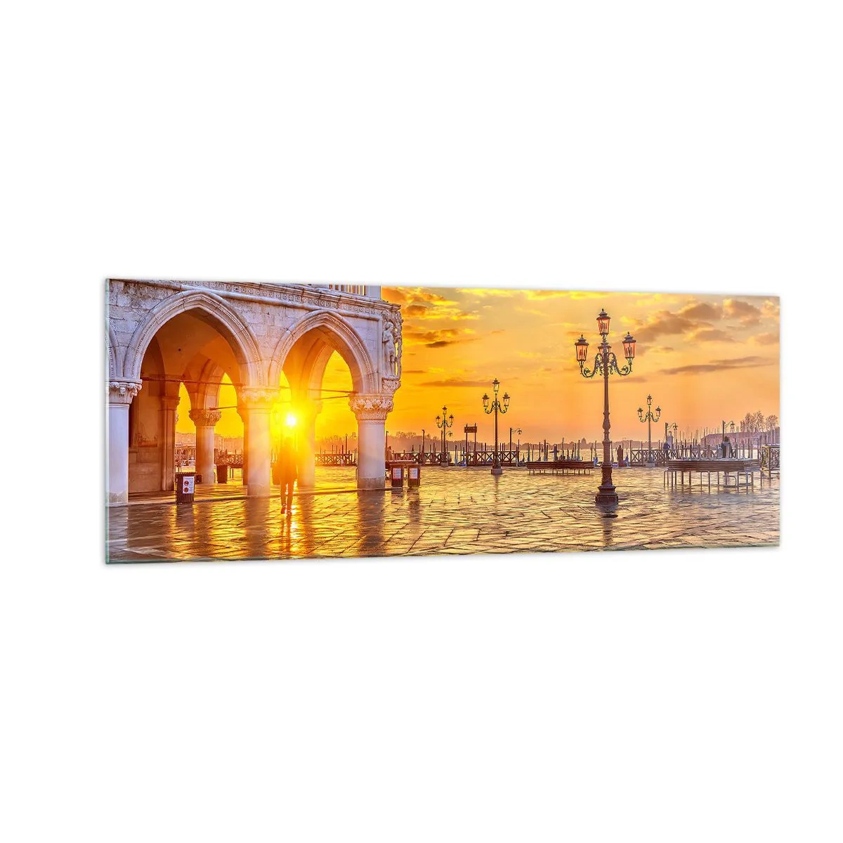 Glasbild - Bild auf glas - Goldener Sonnenuntergang auf dem Stadtplatz mit Arkaden und Lampen - 140x50cm - Wo sind alle? - Moderne Wanddekoration für Wohnzimmer und Schlafzimmer ARTTOR