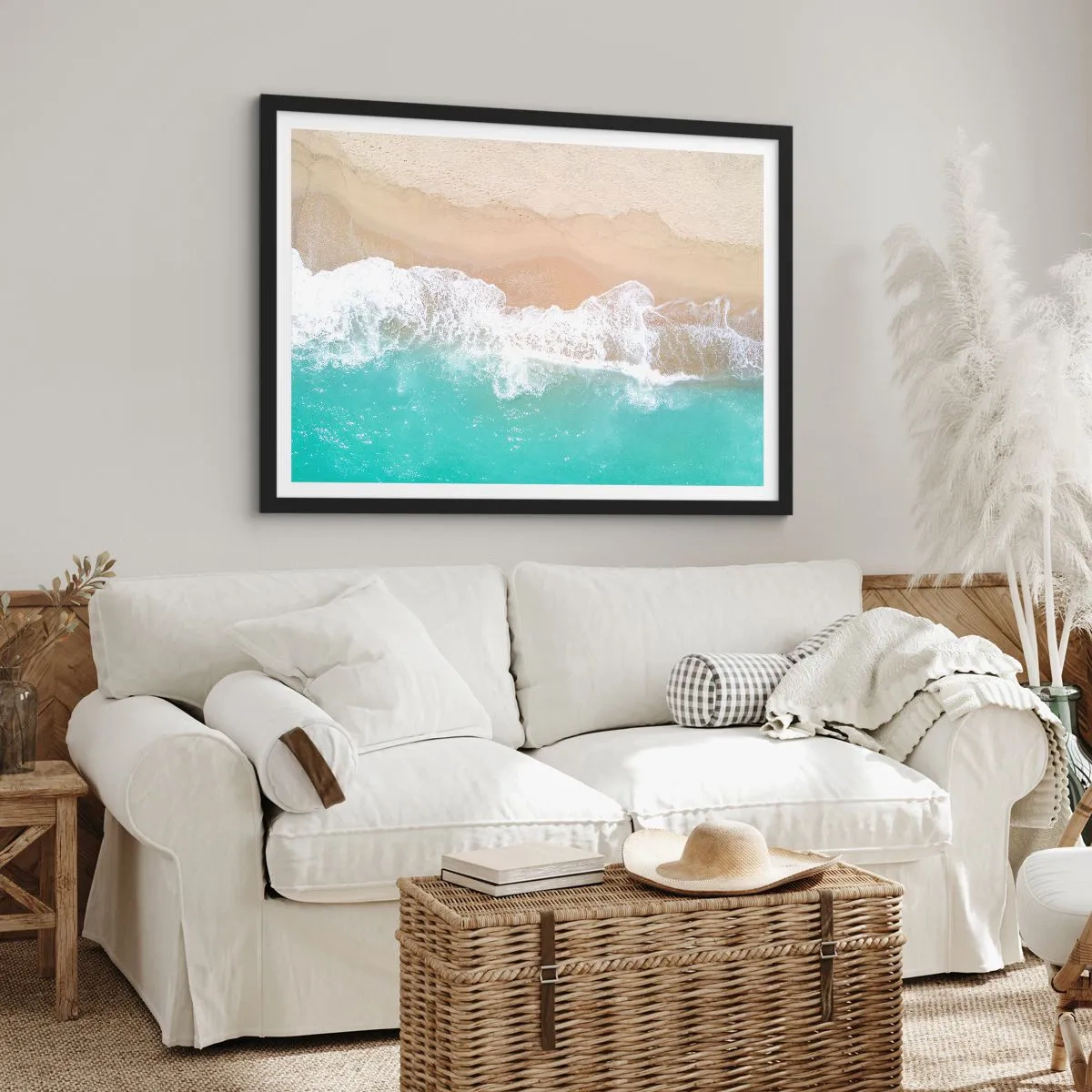 Poster in einem schwarzem Rahmen - Eine Vogelperspektive auf einen Strand mit türkisfarbenem Wasser und sanften Wellen - 100x70cm - Eine streichelnde Berührung - Moderne Wanddekoration für Wohnzimmer und Schlafzimmer ARTTOR