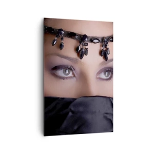 Bild auf Leinwand - Leinwandbild - Porträt einer Frau mit dekorativem Schmuck vor schwarzem Hintergrund - 80x120cm - Orientalisches verführerisches Geheimnis - Moderne Wanddekoration für Wohnzimmer und Schlafzimmer ARTTOR