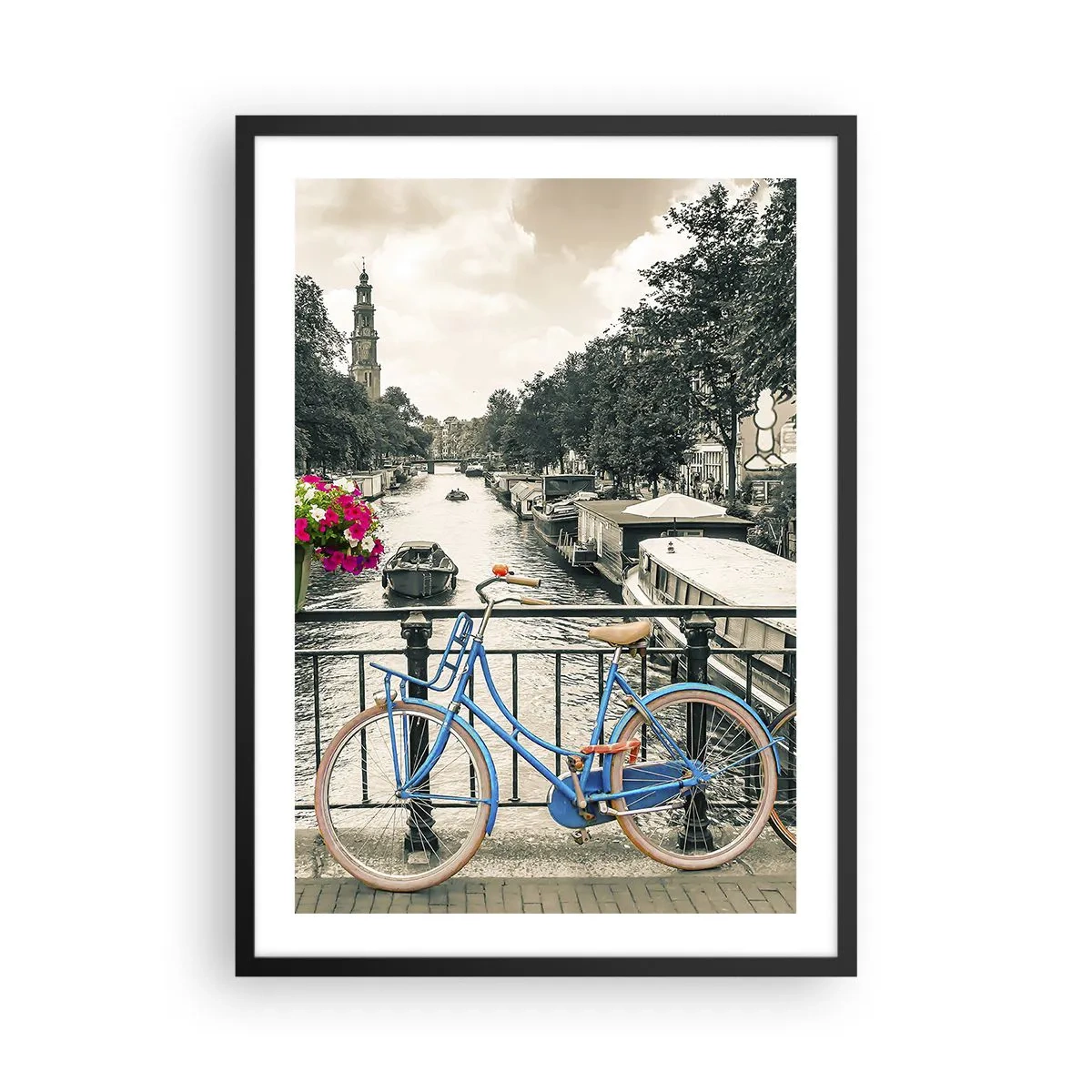 Poster in einem schwarzem Rahmen - Ein blaues Fahrrad vor der Kulisse eines Kanals in Amsterdam - 50x70cm - Die Farben der Amsterdamer Straße - Moderne Wanddekoration für Wohnzimmer und Schlafzimmer ARTTOR