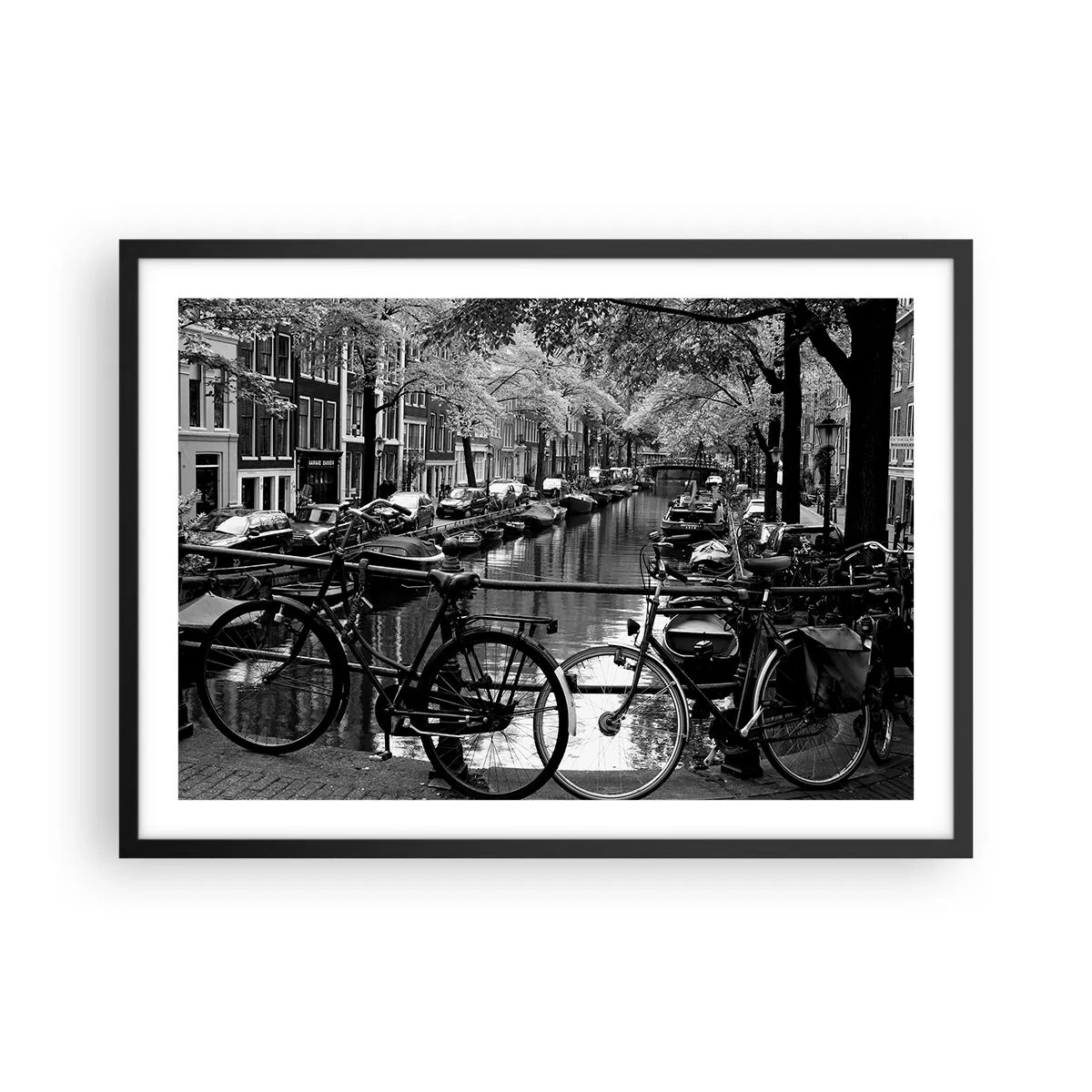 Poster in einem schwarzem Rahmen - Kanal mit Fahrrädern in Schwarzweißfotografie - 70x50cm - Ein sehr holländischer Anblick - Moderne Wanddekoration für Wohnzimmer und Schlafzimmer ARTTOR