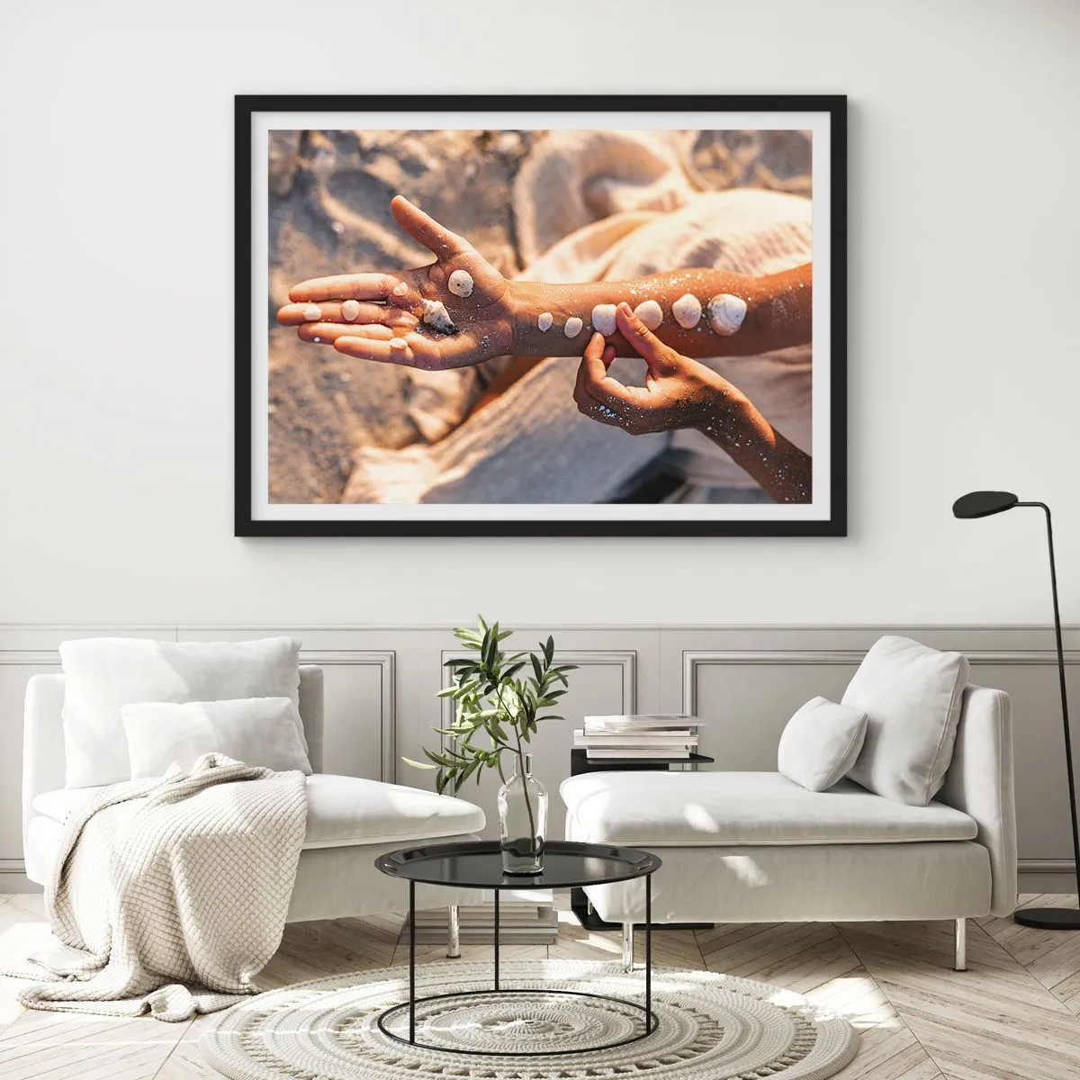 Poster in einem schwarzem Rahmen - Hände mit Muscheln auf dem Sandhintergrund angeordnet - 70x50cm - Schönheit an Ihren Fingerspitzen - Moderne Wanddekoration für Wohnzimmer und Schlafzimmer ARTTOR