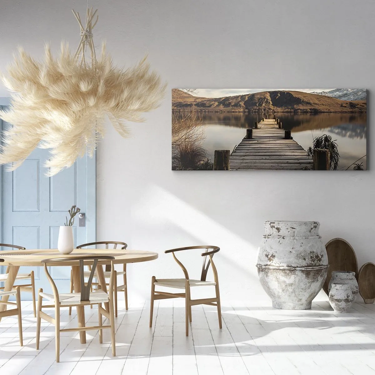 Bild auf Leinwand - Leinwandbild - Ein Holzsteg über einem See, umgeben von malerischen Hügeln - 160x50cm - Landschaft in Stille - Moderne Wanddekoration für Wohnzimmer und Schlafzimmer ARTTOR