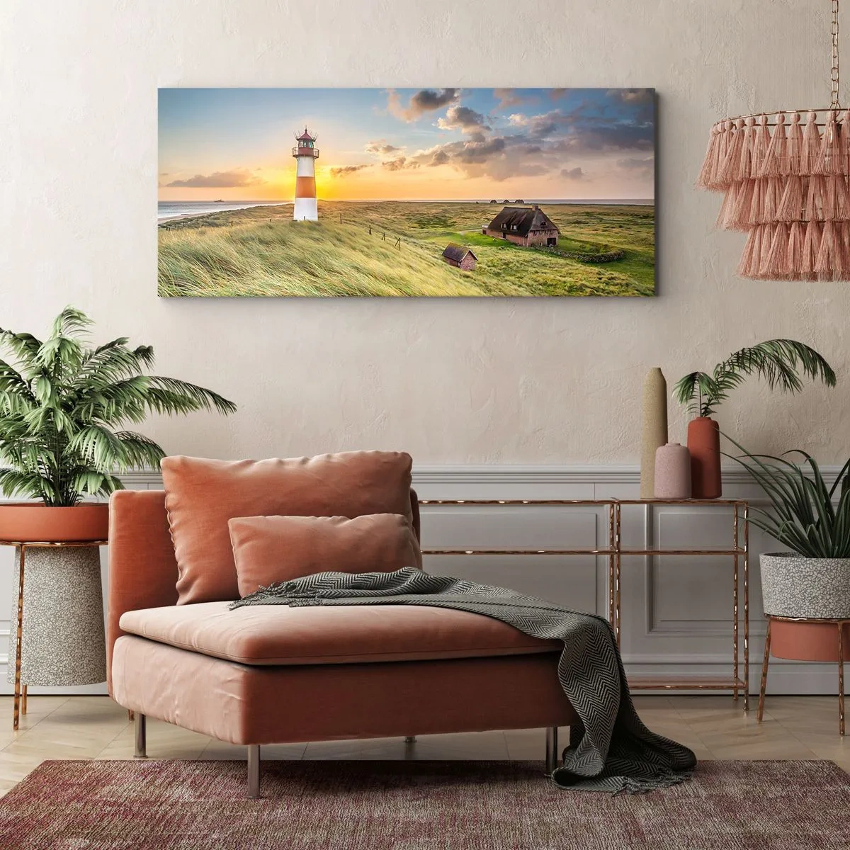 Bild auf Leinwand - Leinwandbild - Ein Leuchtturm mit Wiesen und Häusern in der Sonne im Hintergrund - 140x50cm - Zwischen den Wellen - Moderne Wanddekoration für Wohnzimmer und Schlafzimmer ARTTOR