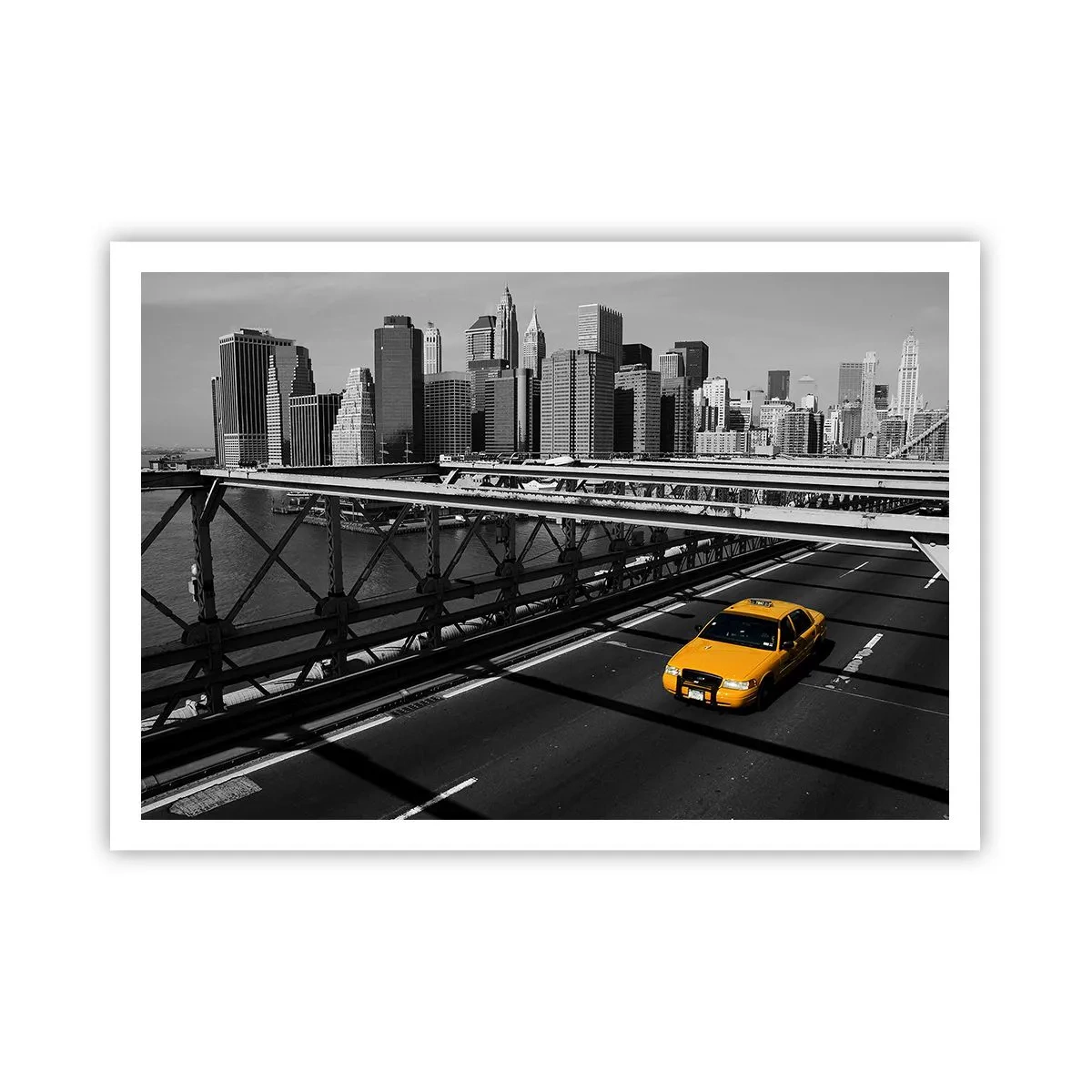 Poster - Gelbes Taxi auf einer Brücke mit Blick auf die Skyline von New York - 100x70cm - Die Farbe einer Großstadt - Moderne Wanddekoration für Wohnzimmer und Schlafzimmer ARTTOR