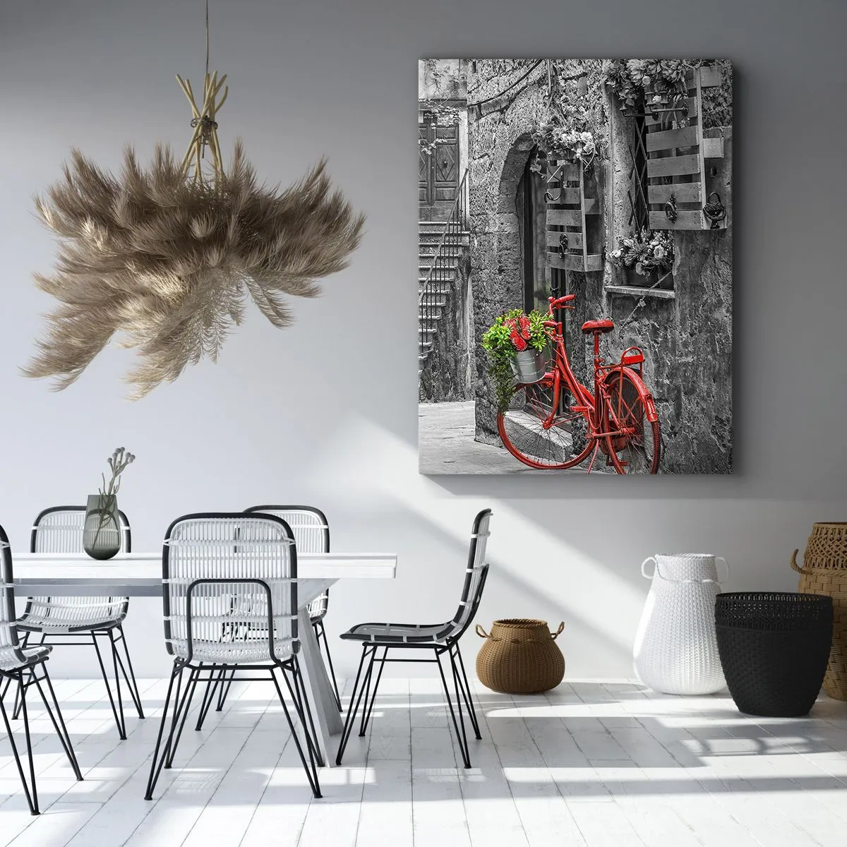 Bild auf Leinwand - Leinwandbild - Ein rotes Fahrrad in einer schwarz-weißen Straße - 80x120cm - Toskanische Gasse - Moderne Wanddekoration für Wohnzimmer und Schlafzimmer ARTTOR