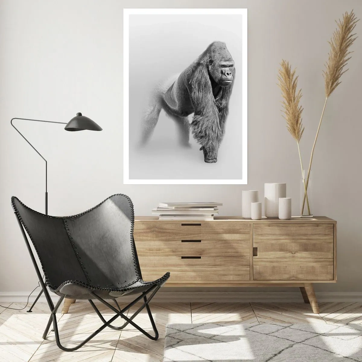 Poster - Porträt eines Gorillas vor minimalistischem Hintergrund - 50x70cm - Zuversichtlich in seiner Stärke - Moderne Wanddekoration für Wohnzimmer und Schlafzimmer ARTTOR
