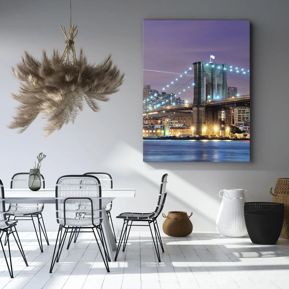 Bild auf Leinwand - Leinwandbild - Brooklyn Bridge bei Nacht mit der beleuchteten Stadt im Hintergrund - 70x100cm - Seit vielen Jahren die Brooklyn Bridge - Moderne Wanddekoration für Wohnzimmer und Schlafzimmer ARTTOR