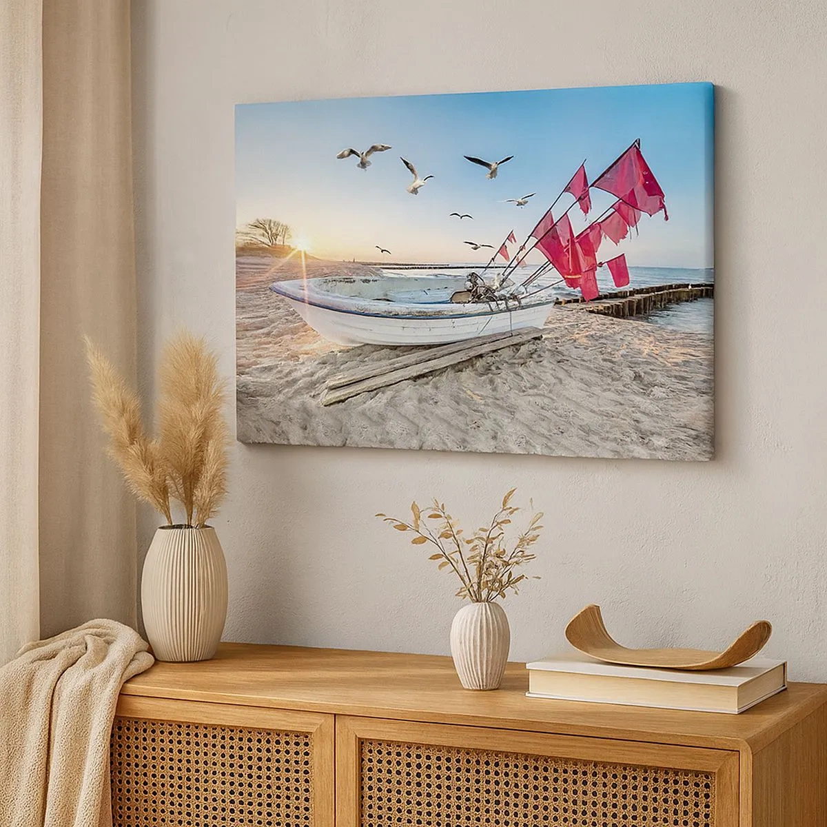 Bild auf Leinwand - Leinwandbild - Ein Boot am Strand im Morgengrauen mit Möwen und roten Fahnen - 70x50cm - Wohlverdiente Ruhe - Moderne Wanddekoration für Wohnzimmer und Schlafzimmer ARTTOR