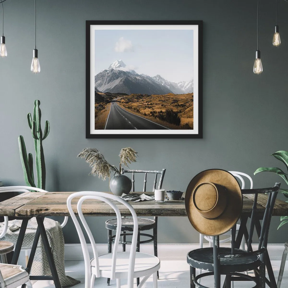 Poster in einem schwarzem Rahmen - Der Weg ins Herz der Berge - 50x50 cm