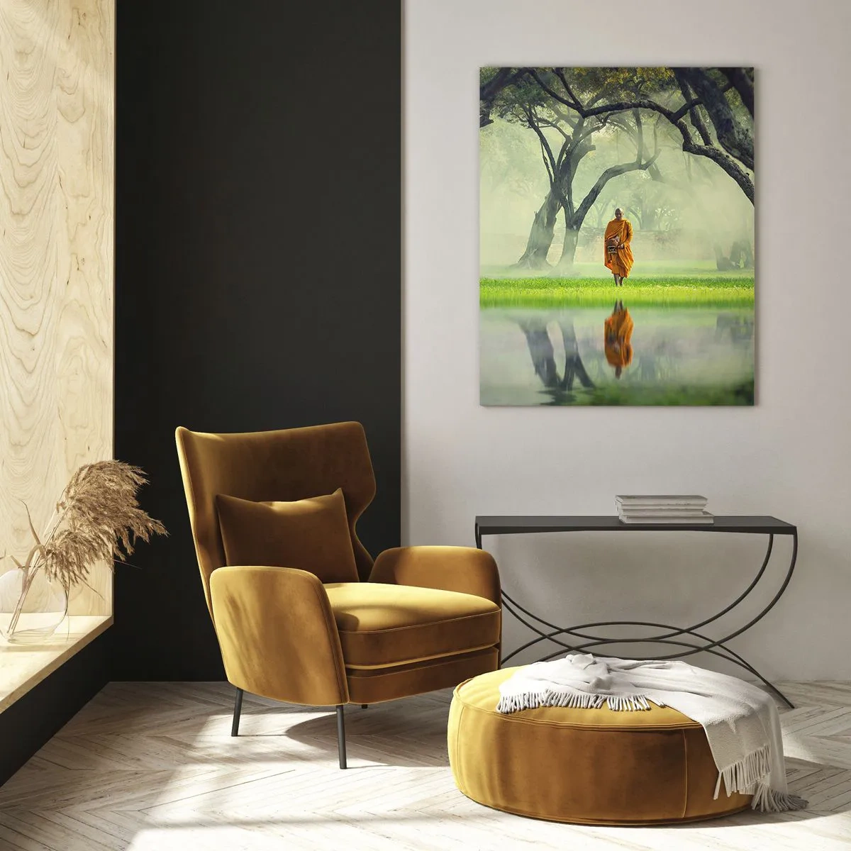 Glasbild - Bild auf glas - Ein Mönch in einer orangefarbenen Robe in einem Wald mit nebligem Hintergrund und Spiegelung im Wasser. - 80x120cm - Auf dem Weg zur Erleuchtung - Moderne Wanddekoration für Wohnzimmer und Schlafzimmer ARTTOR