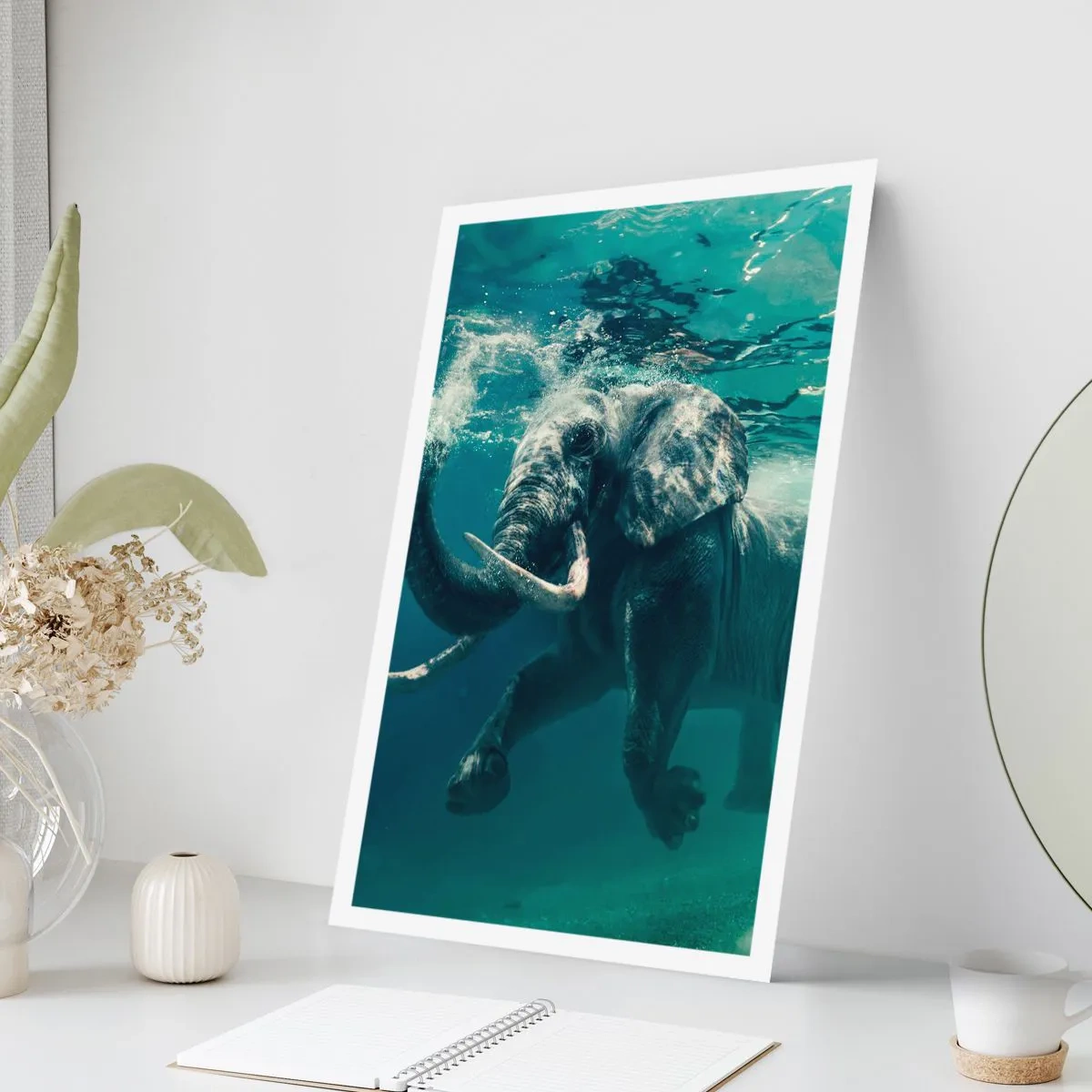 Poster - Ein Elefant schwimmt im türkisfarbenen Wasser - 50x70cm - Jeder schwimmt gerne - Moderne Wanddekoration für Wohnzimmer und Schlafzimmer ARTTOR