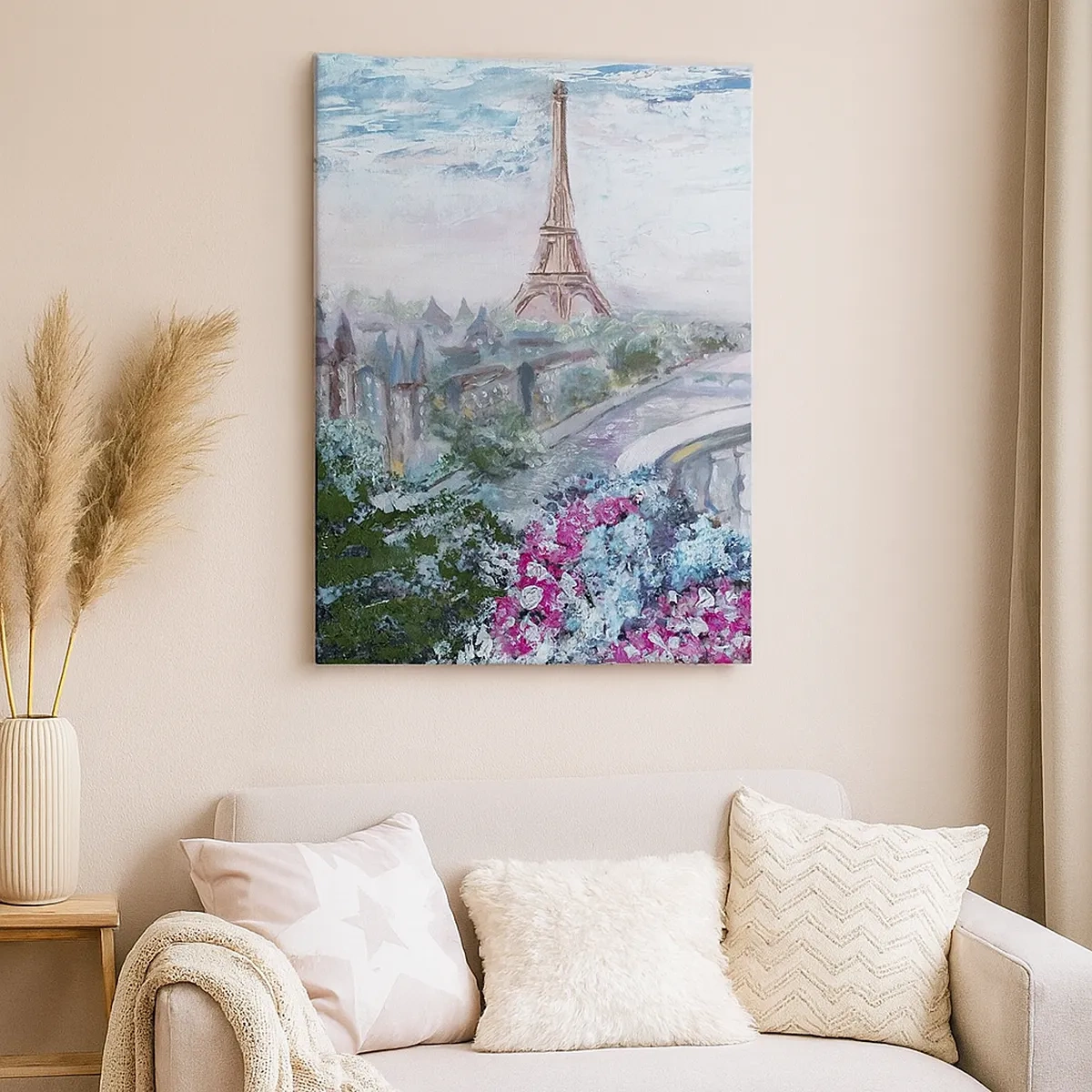 Bild auf Leinwand - Leinwandbild - Ein romantischer Blick auf Paris mit dem Eiffelturm und einem Balkon voller Blumen - 50x70cm - Am schönsten ist es hier im Mai - Moderne Wanddekoration für Wohnzimmer und Schlafzimmer ARTTOR
