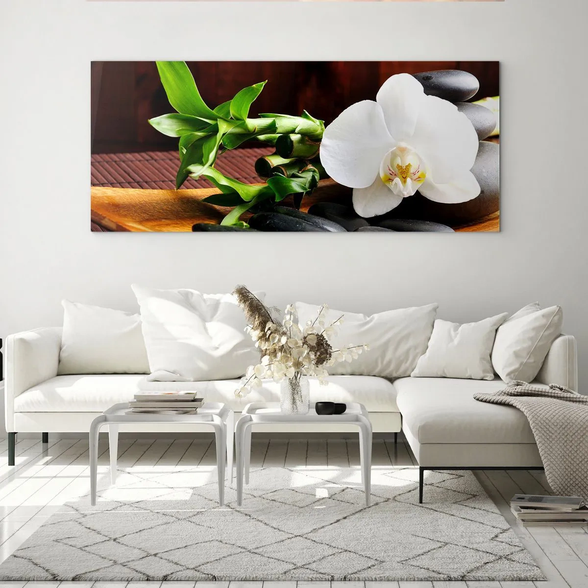 Glasbild - Bild auf glas - Weiße Orchidee mit Bambus vor einem Steinhintergrund im Zen-Stil - 120x50cm - Geben Sie sich dem Hauch der Natur hin - Moderne Wanddekoration für Wohnzimmer und Schlafzimmer ARTTOR