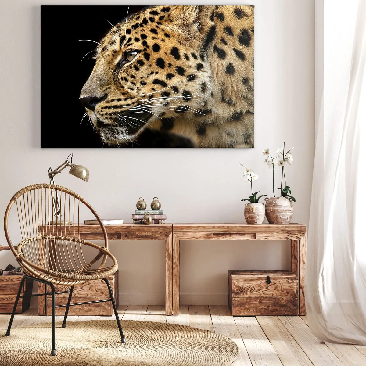 Bild auf Leinwand - Leinwandbild - Nahaufnahme des Kopfes eines Leoparden vor schwarzem Hintergrund - 70x50cm - Ruhig, fokussiert, bereit - Moderne Wanddekoration für Wohnzimmer und Schlafzimmer ARTTOR