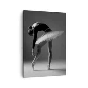 Bild auf Leinwand - Leinwandbild - Eine Ballerina in eleganter Pose vor schwarz-weißem Hintergrund - 50x70cm - Bella Ballerina - Moderne Wanddekoration für Wohnzimmer und Schlafzimmer ARTTOR